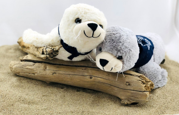 Plüsch-Seehund Flapsch weiß mit Sylt-Halstuch (Robbe, Kuscheltier, Plüschtier)